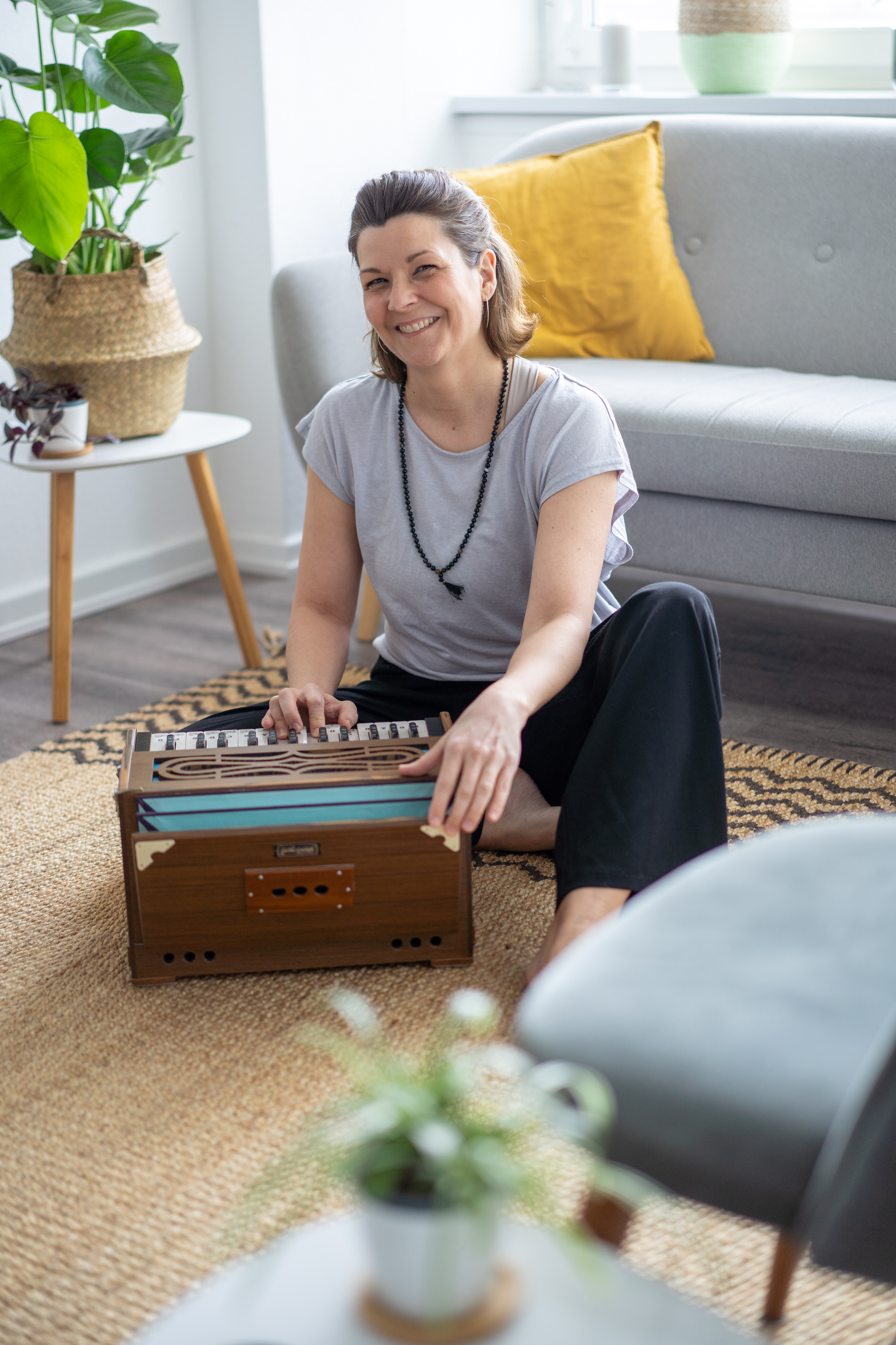 Frau mit Harmonium