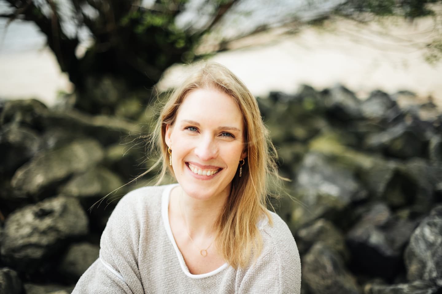 lächelnde frau natur im hintergrund